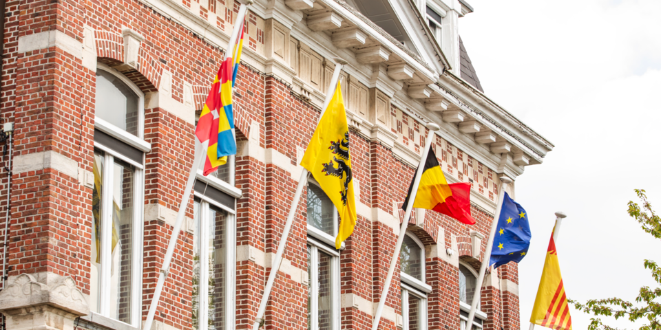 Gevel van het districtshuis met vlaggen Gevel van het districtshuis met vlaggen